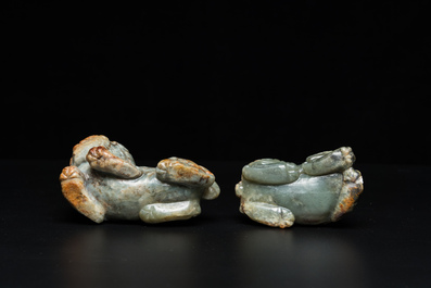 Twee Chinese celadon-roest jade sculpturen van boeddhistische leeuwen, Qing