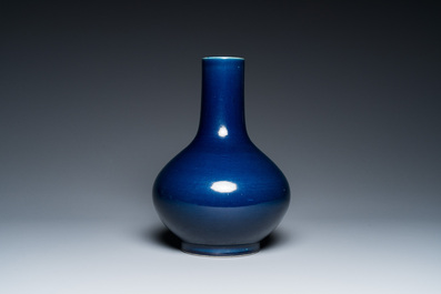 Een Chinese monochrome blauwe flesvormige vaas, 18/19e eeuw