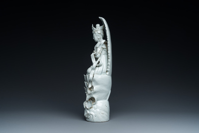 Een Chinese blanc de Chine sculptuur van Guanyin op een lotustroon, 19/20e eeuw