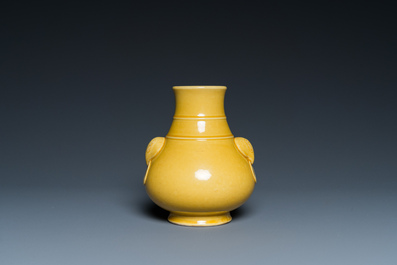 Een Chinese monochrome gele 'hu' vaas op houten sokkel, Qianlong merk, 19/20e eeuw