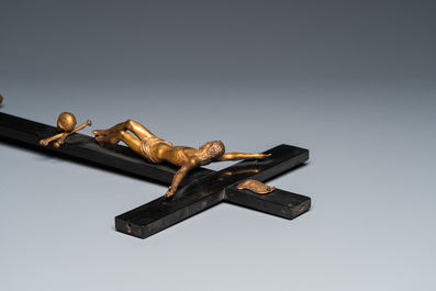 Croix-reliquaire en bois noirci au Christ en bronze dor&eacute;, Allemagne ou Italie, 17/18&egrave;me