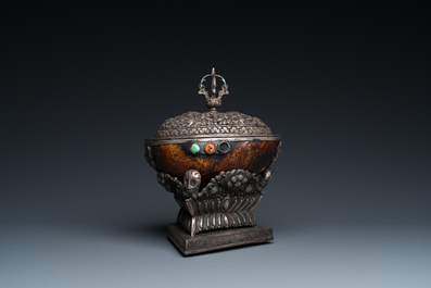 Coupe au cr&acirc;ne rituelle de type 'kapala' mont&eacute;e en argent, corail et turquoise, Tibet, 19&egrave;me