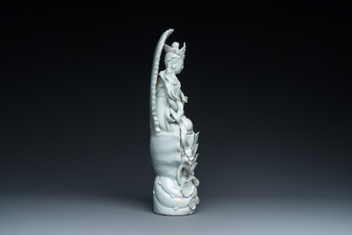 Een Chinese blanc de Chine sculptuur van Guanyin op een lotustroon, 19/20e eeuw