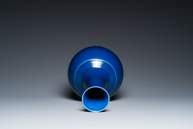 Vase de forme bouteille en porcelaine de Chine en bleu monochrome, marque et peut-&ecirc;tre &eacute;poque de Guangxu