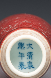 Een Chinese koperrode dekseldoos, een vaasje en een penselenwasser met perzikbloesemglazuur, Kangxi en Yongzheng merken, 19/20e eeuw