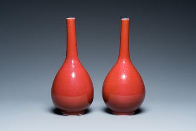 Paire de vases de forme bouteille en porcelaine de Chine en rouge de cuivre monochrome, 19&egrave;me