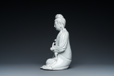 Een Chinese Dehua blanc de Chine figuur van Guanyin met ruyi, Boji Yuren 博及漁人 merk, 19/20e eeuw