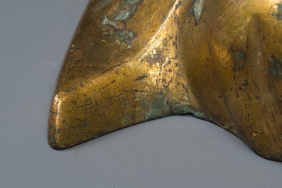 Importante lampe &agrave; huile en forme de figure agenouill&eacute;e en bronze dor&eacute;, Chine, d'apr&egrave;s un exemple de la Dynastie Han