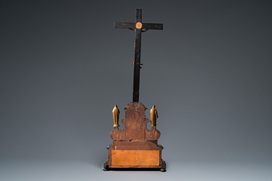 Croix-reliquaire en bois noirci au Christ en bronze dor&eacute;, Allemagne ou Italie, 17/18&egrave;me