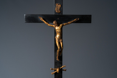 Een gezwarte houten crucifix-reliekhouder met vergulde bronzen corpus, Duitsland of Itali&euml;, 17/18e eeuw