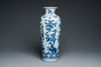 Grand vase de forme rouleau en porcelaine de Chine en bleu et blanc &agrave; d&eacute;cor floral, Kangxi