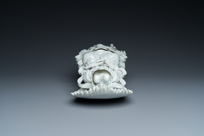 Sculpture de Guanyin sur tr&ocirc;ne de lotus en porcelaine blanc de Chine de Dehua, 19/20&egrave;me
