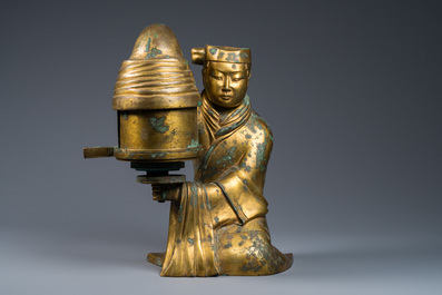 Een grote Chinese vergulde bronzen olielamp in de vorm van een knielende figuur, naar Han Dynastie voorbeeld