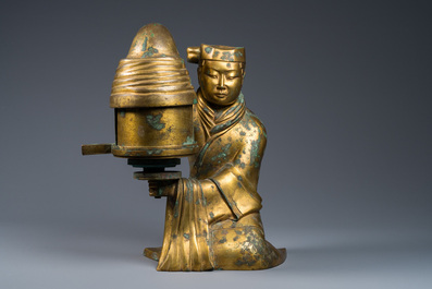 Importante lampe &agrave; huile en forme de figure agenouill&eacute;e en bronze dor&eacute;, Chine, d'apr&egrave;s un exemple de la Dynastie Han