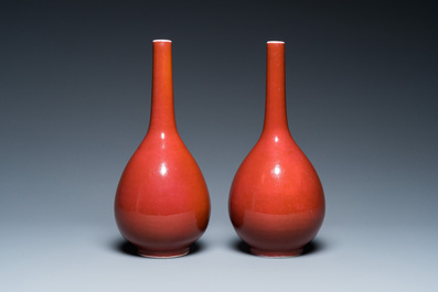 Paire de vases de forme bouteille en porcelaine de Chine en rouge de cuivre monochrome, 19&egrave;me