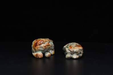 Twee Chinese celadon-roest jade sculpturen van boeddhistische leeuwen, Qing