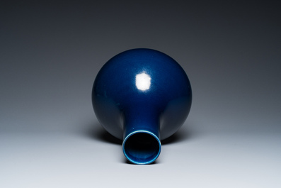 Vase de forme bouteille en porcelaine de Chine en bleu monochrome, 18/19&egrave;me