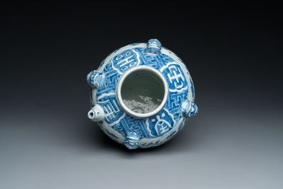 Verseuse en porcelaine de Chine en bleu et blanc &agrave; d&eacute;cor d'animaux mythiques, Wanli