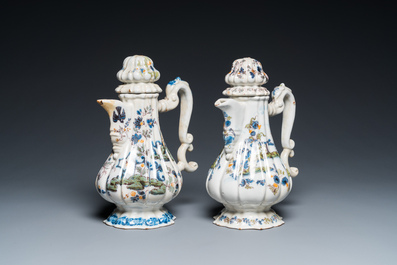 Deux cafeti&egrave;res couvertes en fa&iuml;ence polychrome italienne, Pesaro, 18&egrave;me