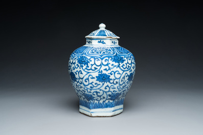 Vase couvert de forme hexagonale en porcelaine de Chine en bleu et blanc &agrave; d&eacute;cor de rinceaux de lotus, Wanli