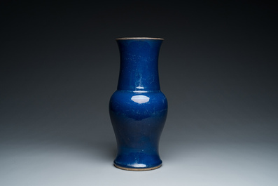Een Chinese monochrome blauwe 'yenyen' vaas, Qianlong