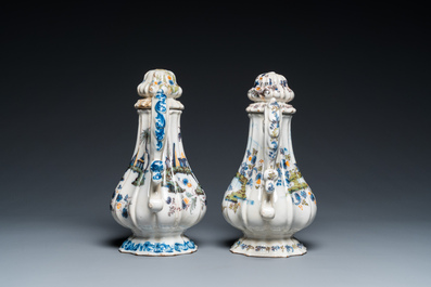 Deux cafeti&egrave;res couvertes en fa&iuml;ence polychrome italienne, Pesaro, 18&egrave;me