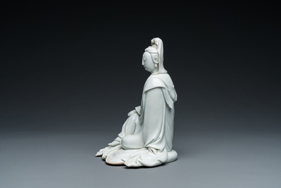 Een Chinese Dehua blanc de Chine sculptuur van Guanyin, He Zhang Yong Yin 何章用印 merk, Kangxi