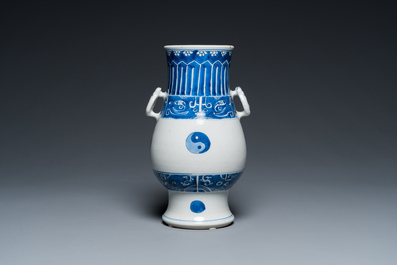 Vase de forme 'hu' en porcelaine de Chine en bleu et blanc &agrave; d&eacute;cor de yin et yang, Kangxi