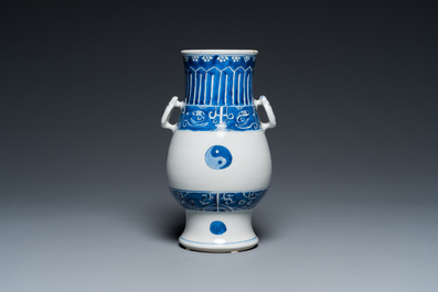 Een Chinese blauw-witte 'hu' vaas met yin en yang decor, Kangxi