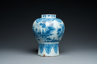 Een fijne octagonale blauw-witte Delftse chinoiserie vaas, eind 17e eeuw
