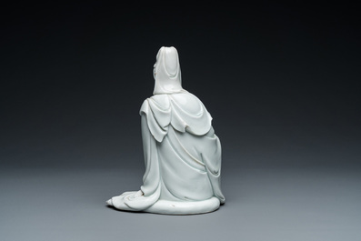 Een Chinese Dehua blanc de Chine sculptuur van Guanyin, He Zhang Yong Yin 何章用印 merk, Kangxi