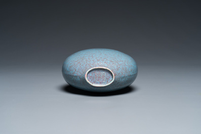 Vase de forme 'bianhu' en porcelaine de Chine &agrave; &eacute;mail &oelig;uf de rouge-gorge, marque Qianlong, R&eacute;publique