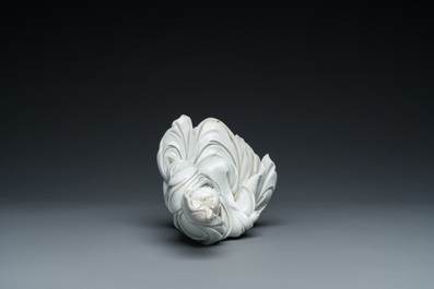 Een Chinese Dehua blanc de Chine sculptuur van Guanyin, He Zhang Yong Yin 何章用印 merk, Kangxi