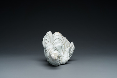 Sculpture de Guanyin en porcelaine blanc de Chine de Dehua, marque de He Zhang Yong Yin 何章用印, Kangxi