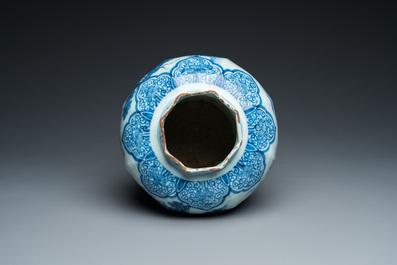 Een fijne octagonale blauw-witte Delftse chinoiserie vaas, eind 17e eeuw