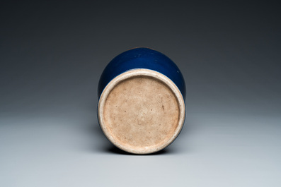 Vase de forme 'yenyen' en porcelaine de Chine en bleu monochrome, Qianlong