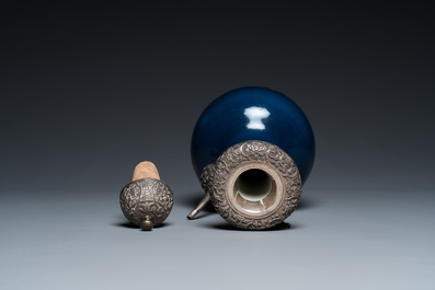 Kendi en porcelaine de Chine en bleu monochrome &agrave; monture en cuivre argent&eacute;, Qianlong