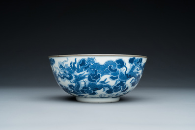 Een Chinese blauw-witte 'Bleu de Hue' kom voor de Vietnamese markt, Thiệu Trị  紹治年製 merk, 19e eeuw