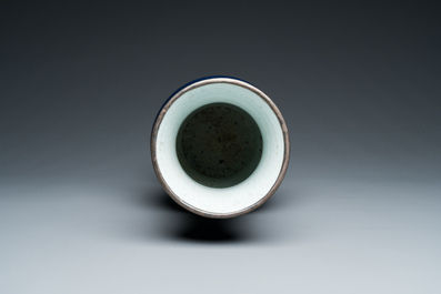 Vase de forme 'yenyen' en porcelaine de Chine en bleu monochrome, Qianlong