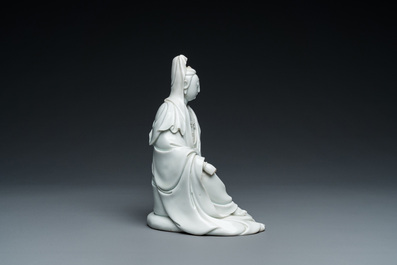 Een Chinese Dehua blanc de Chine sculptuur van Guanyin, He Zhang Yong Yin 何章用印 merk, Kangxi