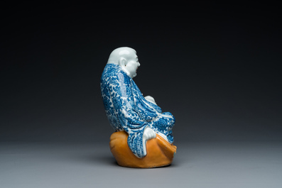 Bouddha en porcelaine de Chine en bleu et blanc, marque de Wei Hong Tai Zao 魏洪泰造, R&eacute;publique