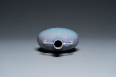 Vase de forme 'bianhu' en porcelaine de Chine &agrave; &eacute;mail &oelig;uf de rouge-gorge, marque Qianlong, R&eacute;publique