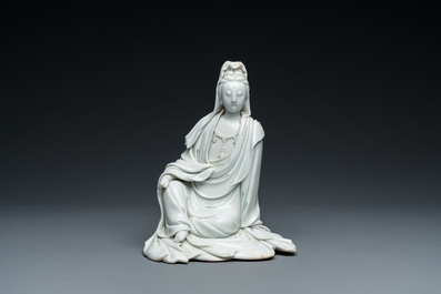 Een Chinese Dehua blanc de Chine sculptuur van Guanyin, He Zhang Yong Yin 何章用印 merk, Kangxi