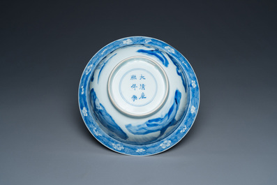 Een Chinese blauw-witte klapmuts kom, Kangxi merk en periode