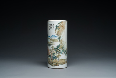 Porte-chapeau en porcelaine de Chine qianjiang cai, sign&eacute; Wang You Tang 汪友棠 et dat&eacute; 1904