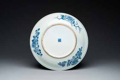 A large Chinese blue and white 'Bleu de Hue' dish for the Vietnamese market, Shi De Ding Zhi 世德定製 mark, 19th C.