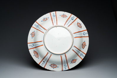 Grand plat en porcelaine d'Arita de Japon en bleu, blanc et rouge de fer de style Kraak, Edo, 17&egrave;me