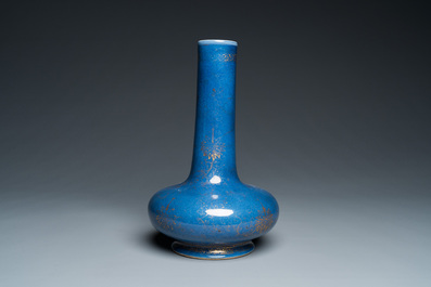 Een Chinese poederblauwe flesvormige vaas met verguld decor, Kangxi merk maar wellicht later