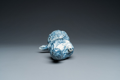 Guanyin &agrave; l'enfant en porcelaine de Chine en bleu et blanc, marque de Cai Fu Ji 蔡福記, R&eacute;publique
