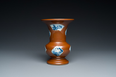 Vase en porcelaine de Chine en bleu et blanc &agrave; fond brun capucin, Qianlong